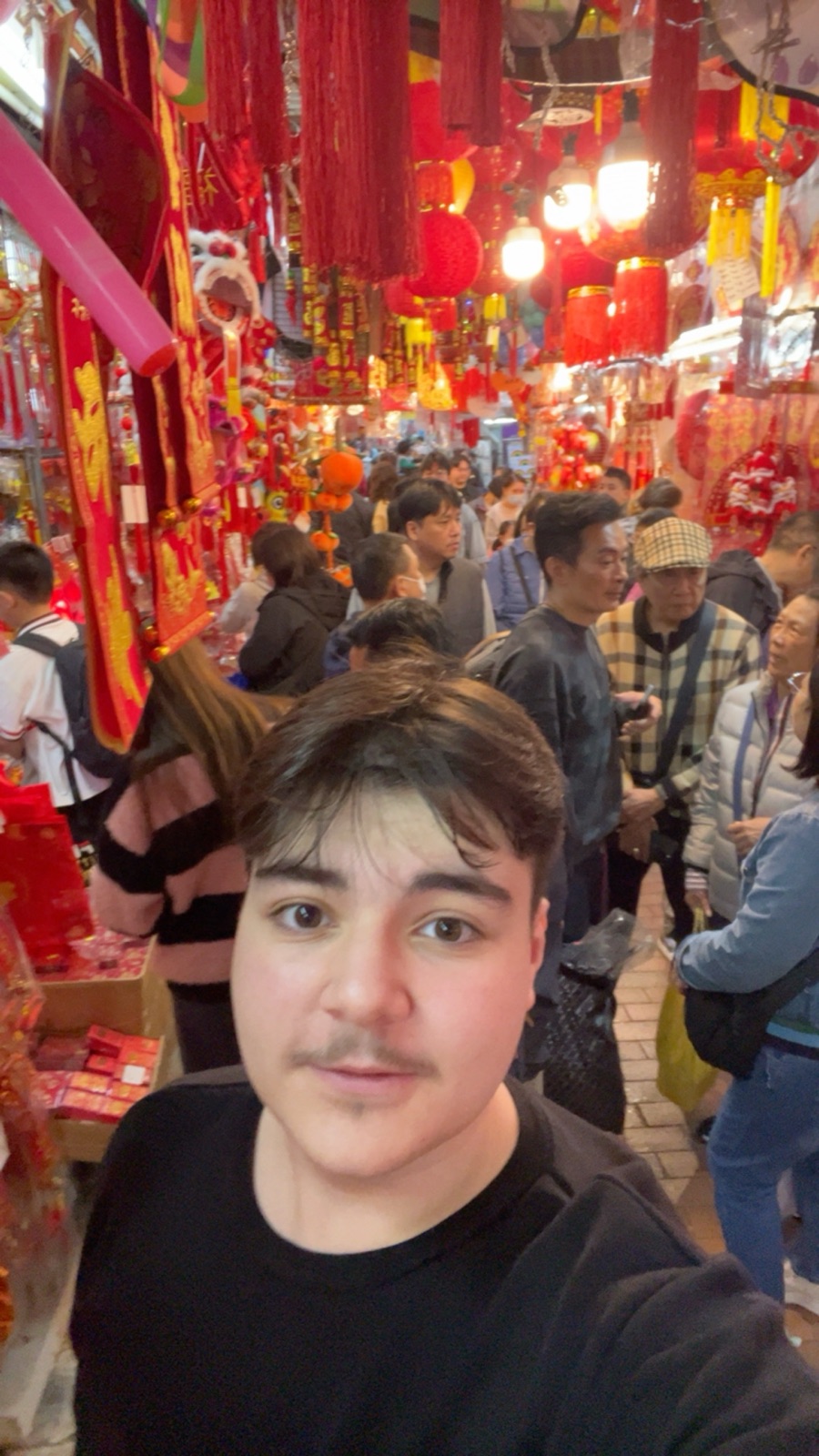Samuel sur un marché de Hong Kong, pendant le Nouvel An chinois